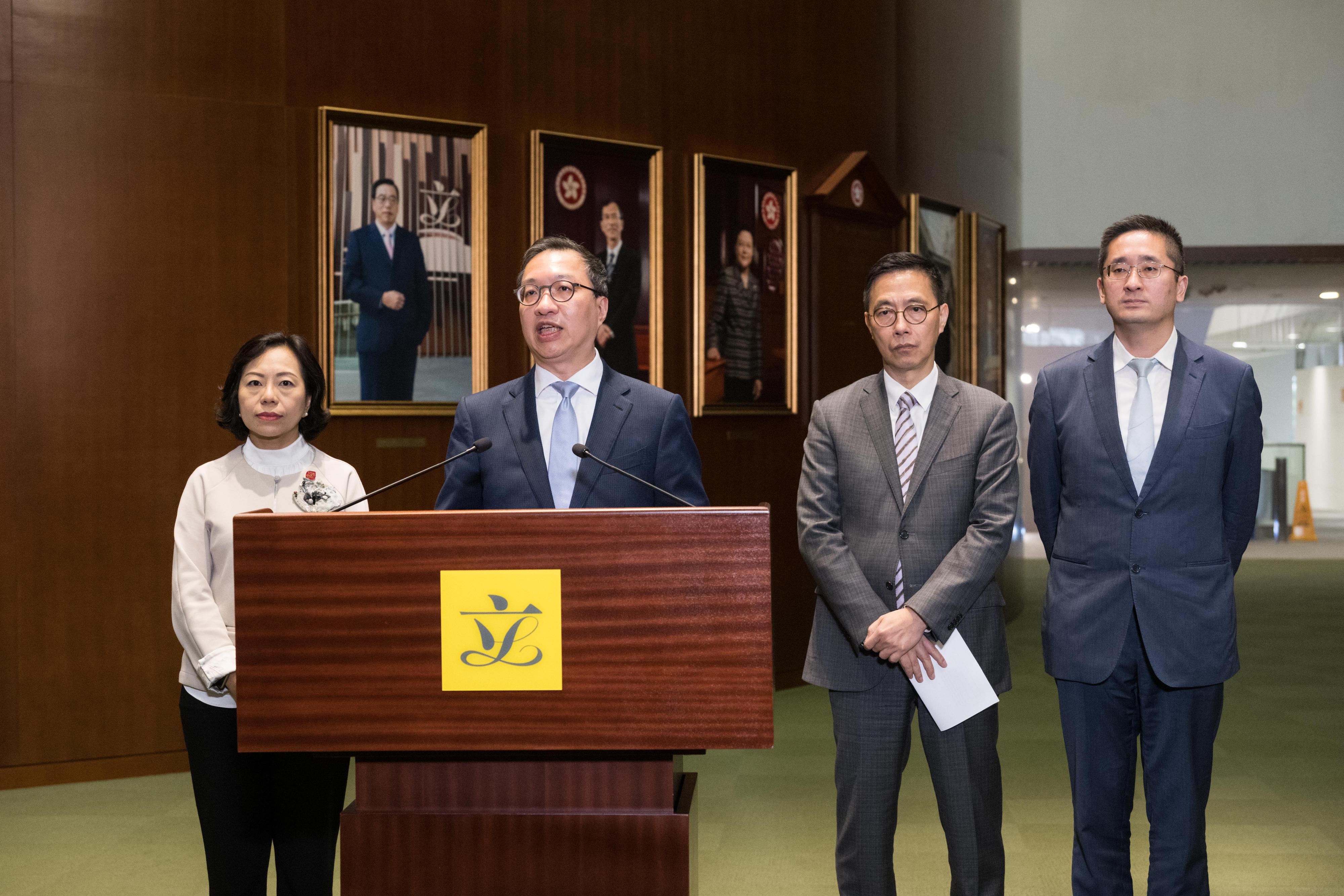 律政司司長林定國資深大律師（左二）今日（五月二十四日）與文化體育及旅遊局局長楊潤雄（右二）、民政及青年事務局局長麥美娟（左一）和署理商務及經濟發展局局長陳百里博士（右一）在出席立法會舉行的前廳交流會後會見傳媒。