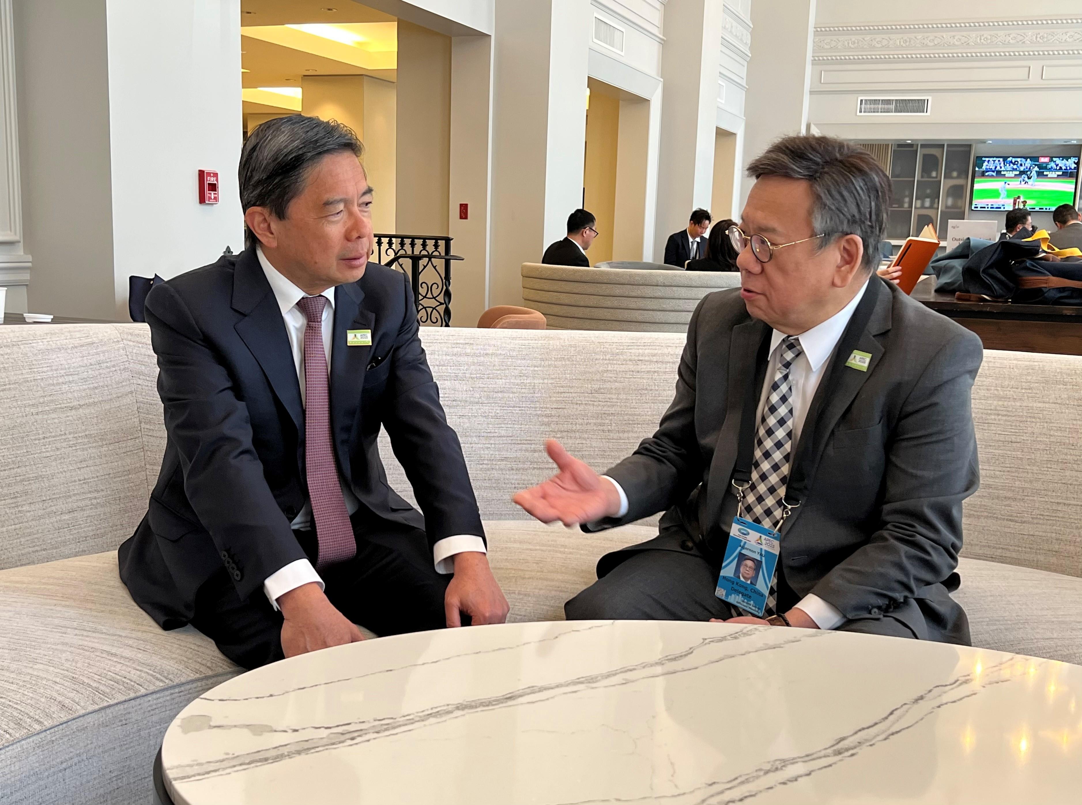 The Secretary for Commerce and Economic Development, Mr Algernon Yau (right), meets with the Minister at Prime Minister’s Office and Minister of Finance and Economy II of Brunei Darussalam, Yang Berhormat Dato' Seri Setia Dr Awang Haji Mohd Amin Liew bin Abdullah (left), to exchange views on various issues of mutual concerns on the margins of the Asia-Pacific Economic Cooperation Ministers Responsible for Trade Meeting in Detroit, the United States, today (May 25, Detroit time).