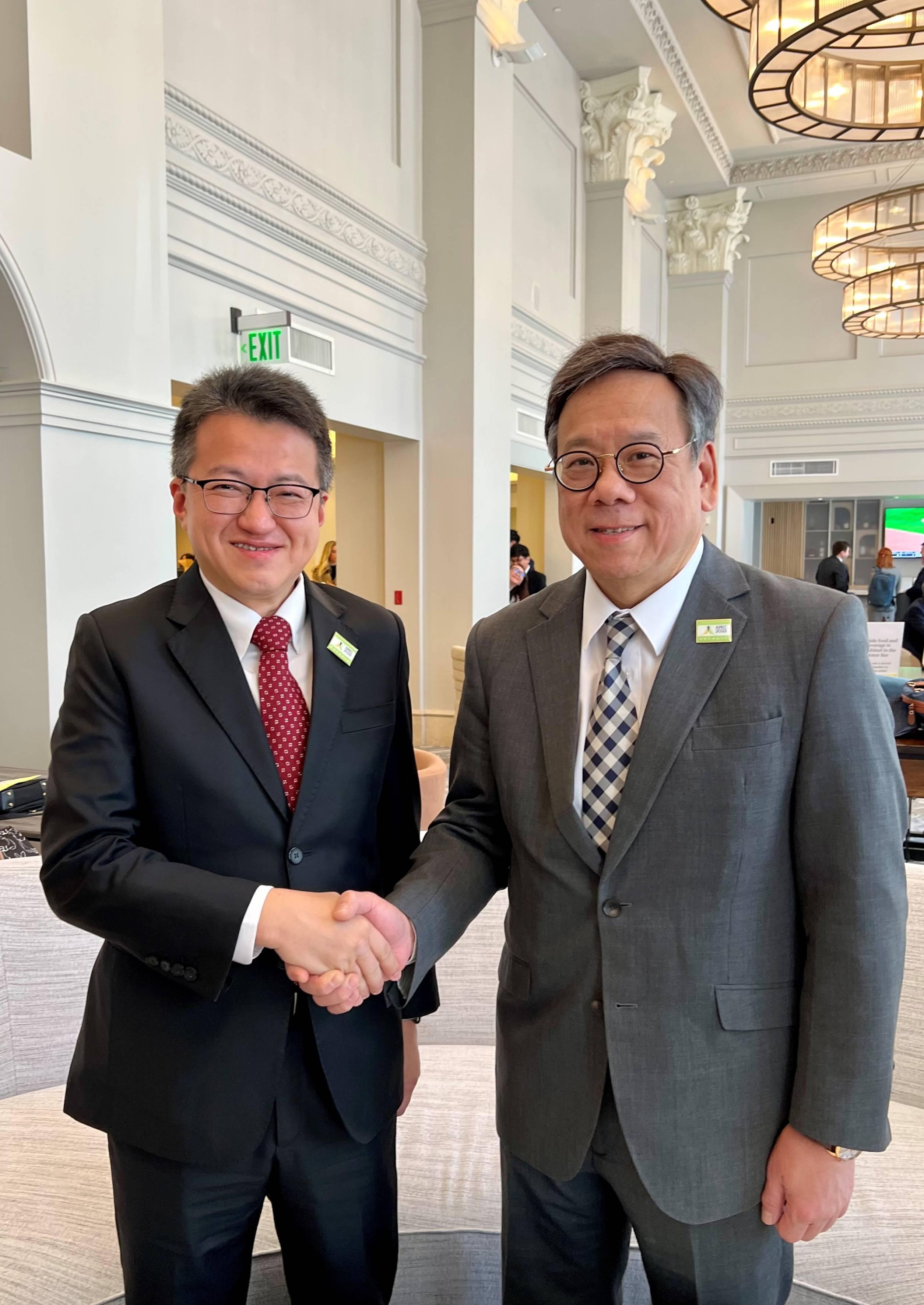 The Secretary for Commerce and Economic Development, Mr Algernon Yau (right), meets with the Deputy Minister of Investment, Trade and Industry of Malaysia, Mr Liew Chin Tong (left), to exchange views on various issues of mutual concerns on the margins of the Asia-Pacific Economic Cooperation Ministers Responsible for Trade Meeting in Detroit, the United States, today (May 25, Detroit time).