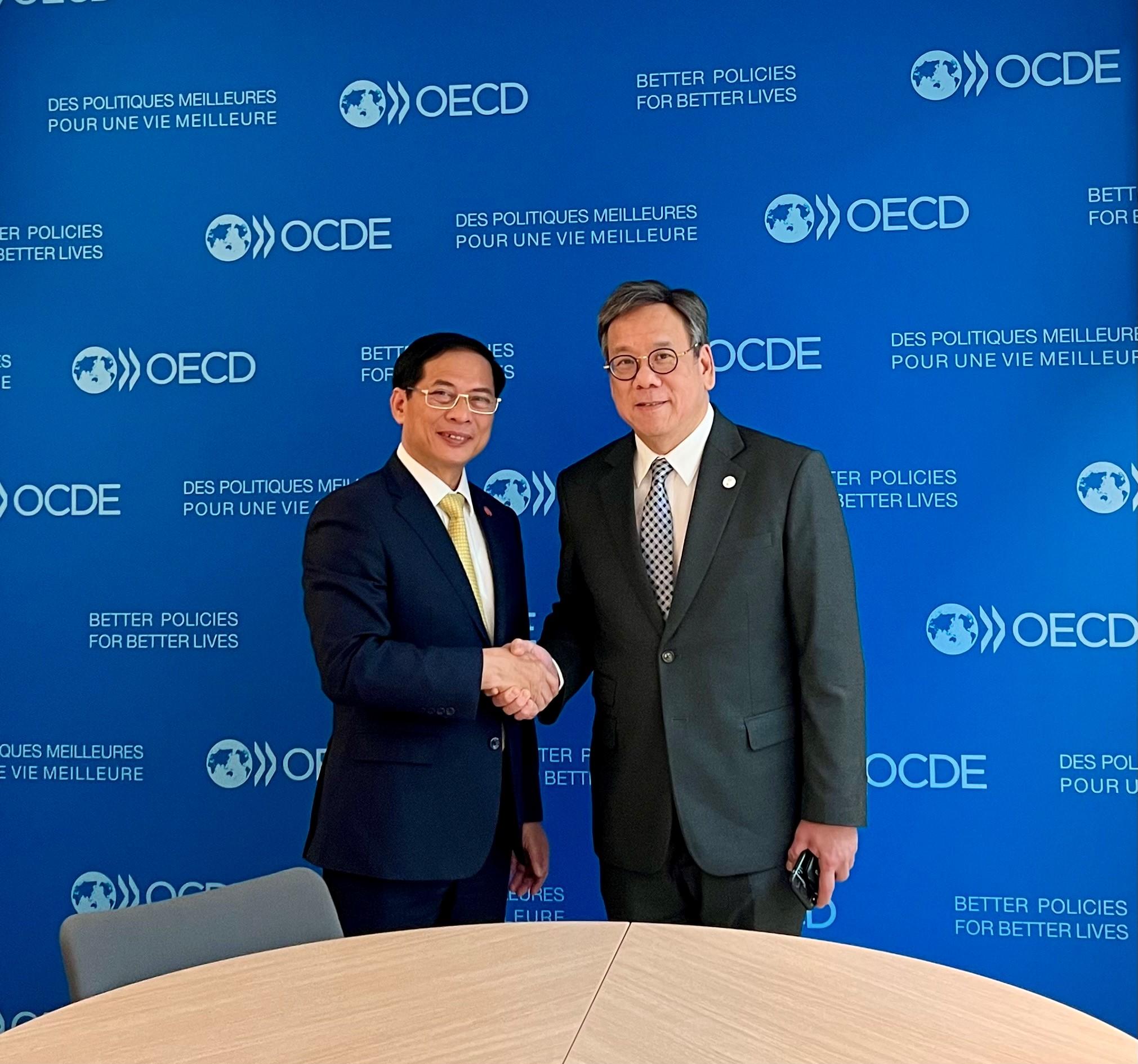 The Secretary for Commerce and Economic Development, Mr Algernon Yau (right), meets with the Minister of Foreign Affairs of Vietnam, Mr Bui Thanh Son (left), to exchange views on enhancing bilateral relationships on the sidelines of the Ministerial Council Meeting of the Organisation for Economic Co-operation and Development in Paris, France, on June 7 (Paris time).