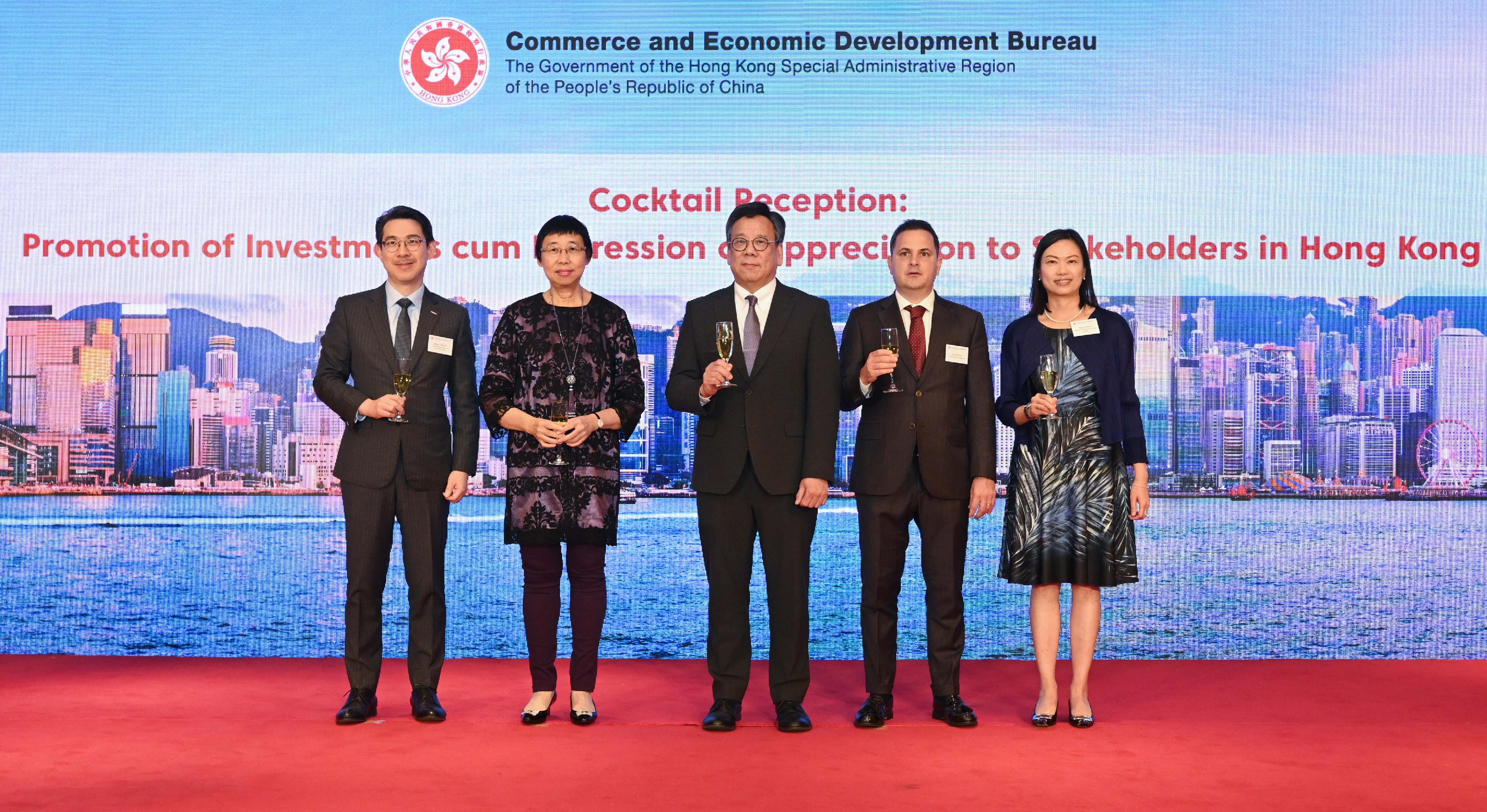 The Secretary for Commerce and Economic Development, Mr Algernon Yau, today (October 31) hosted a reception for representatives of consulates and local and foreign chambers of commerce to update them on the Government’s work on investment promotion. Photo shows Mr Yau (centre); Doyen of Consular Corps in Hong Kong and the Consul General of Hungary in Hong Kong, Mr Pál Kertész (second right); the Permanent Secretary for Commerce and Economic Development, Miss Eliza Lee (second left); the Director-General of Trade and Industry, Ms Maggie Wong (first right); and the Acting Director-General of Investment Promotion at Invest Hong Kong, Dr Jimmy Chiang (first left), proposing a toast at the reception.