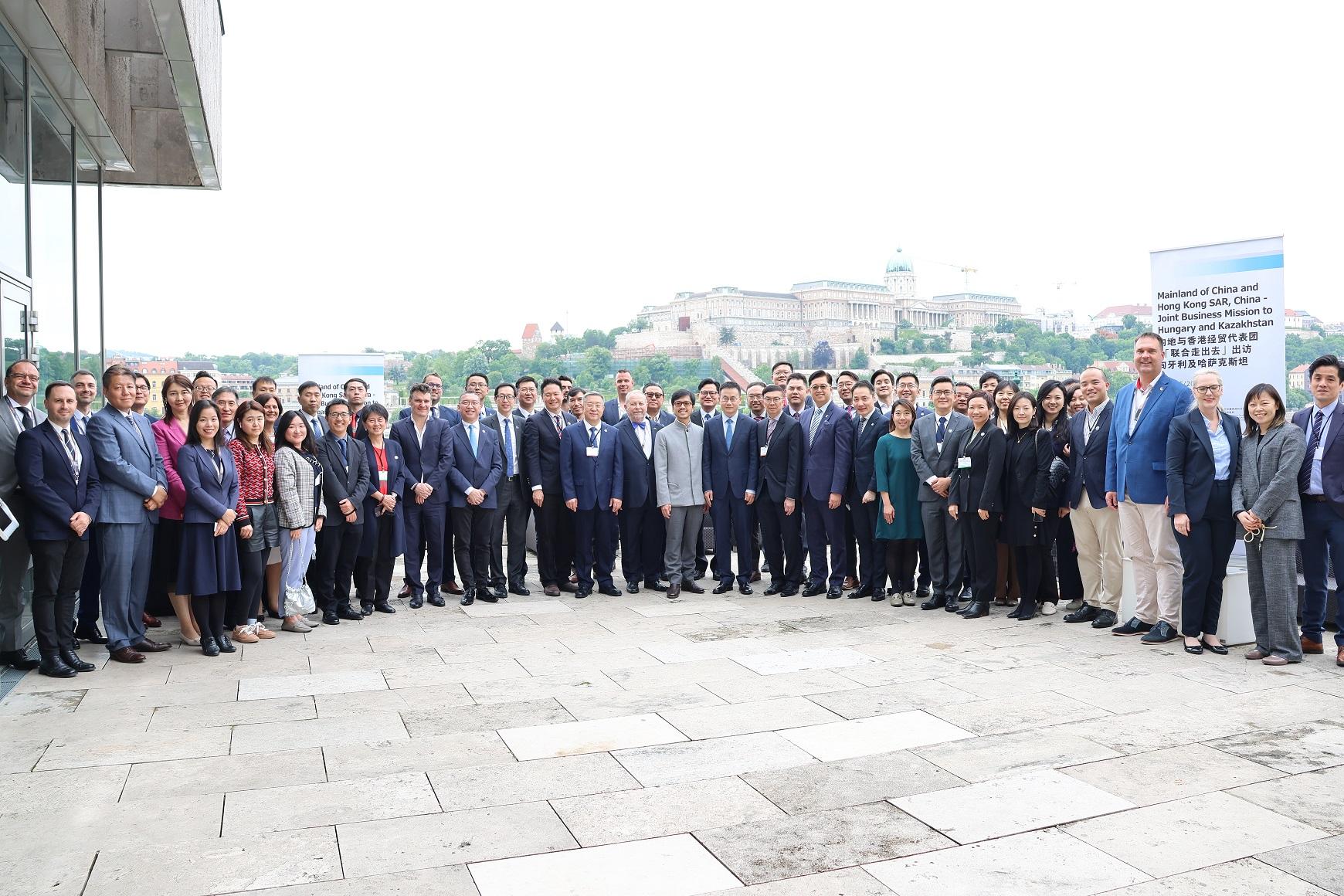 The Mainland-Hong Kong joint business mission visited Hungary and Kazakhstan from May 16 to 22. Photo shows delegates of the mission and representatives of the local business community after an exchange session in Budapest on May 17.
