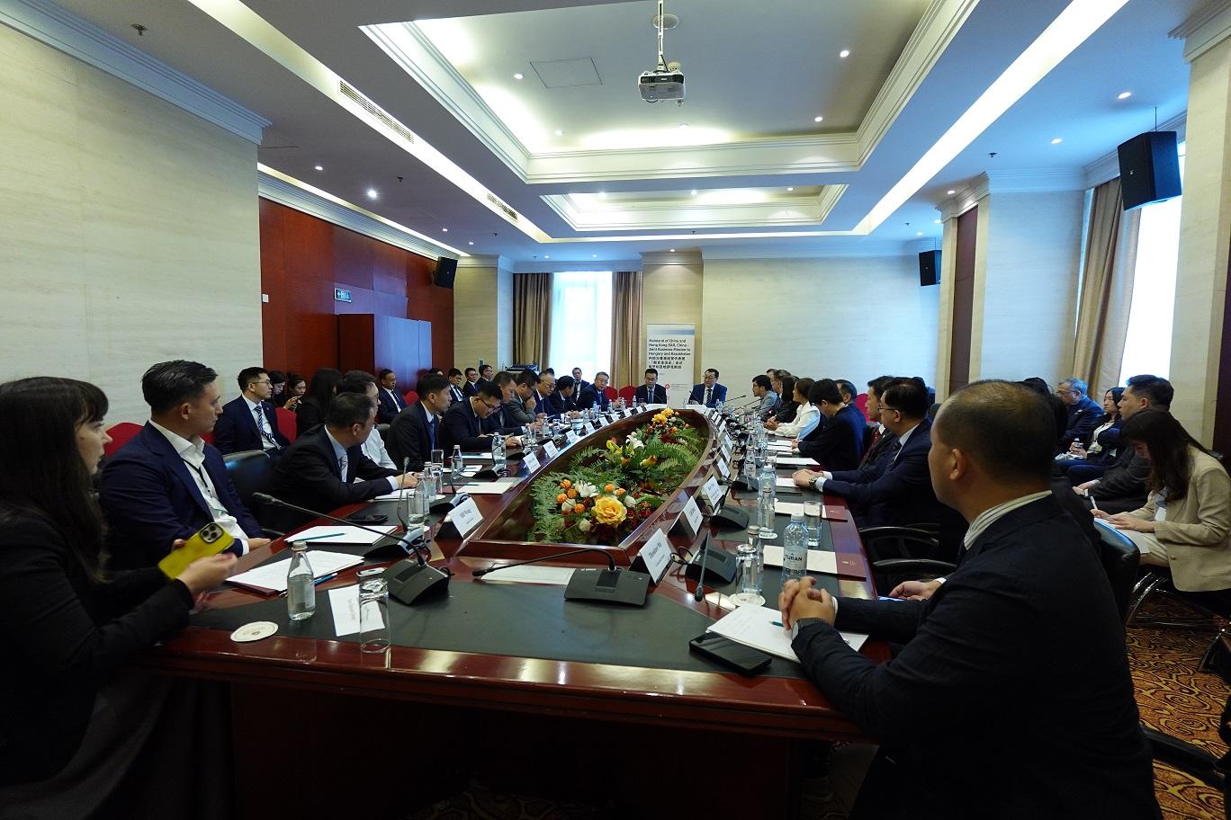 The Mainland-Hong Kong joint business mission visited Hungary and Kazakhstan from May 16 to 22. Photo shows the mission meeting with officials of the Ministry of Trade and Integration of the Republic of Kazakhstan in Astana on May 20.